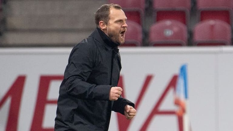 Der Mainzer Trainer Bo Svensson jubelte nach dem Schlusspfiff gegen Bochum.