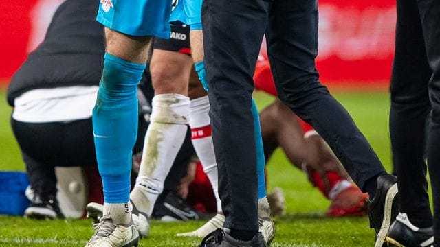 Leipzigs Trainer Domenico Tedesco (r) bedankt sich bei seinem Torwart Peter Gulacsi. Leipzigs Trainer Domenico Tedesco (r) bedankt sich bei seinem Torwart Peter Gulacsi.