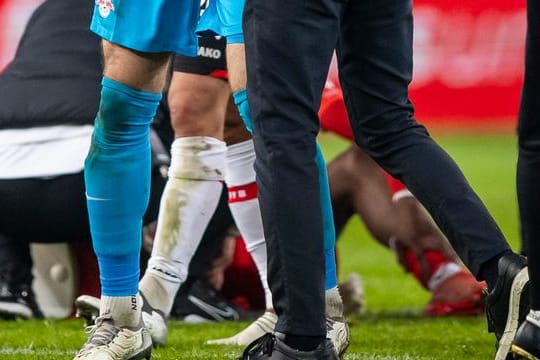Leipzigs Trainer Domenico Tedesco (r) bedankt sich bei seinem Torwart Peter Gulacsi.
