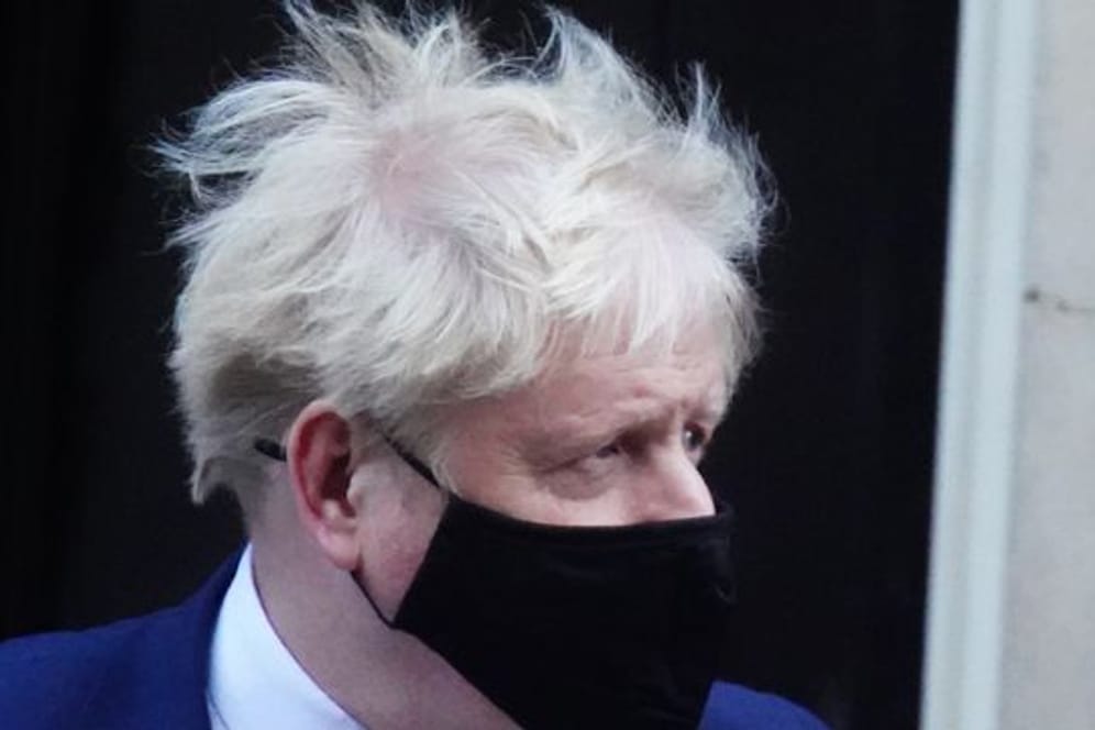 Premierminister Boris Johnson vor dem Regierungssitz Nummer 10 Downing Street in London.