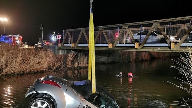 Taucher im Einsatz - eins der versunkenen Autos wird mit einem Kran geborgen. Taucher im Einsatz - eins der versunkenen Autos wird mit einem Kran geborgen.