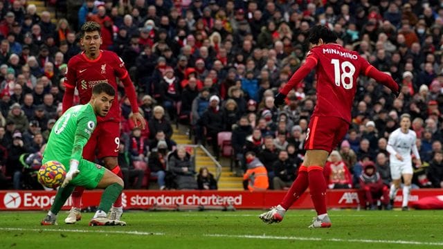 Liverpools Takumi Minamino erzielt das 3:0 gegen den FC Brentford. Liverpools Takumi Minamino erzielt das 3:0 gegen den FC Brentford.