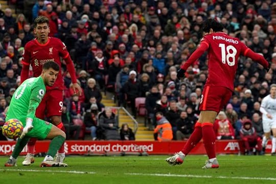 Liverpools Takumi Minamino erzielt das 3:0 gegen den FC Brentford.