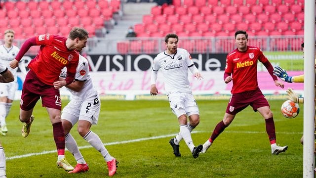 Regensburgs Steve Breitkreuz (l) erzielt per Kopfball das Tor zum 0:1 gegen Sandhausen.