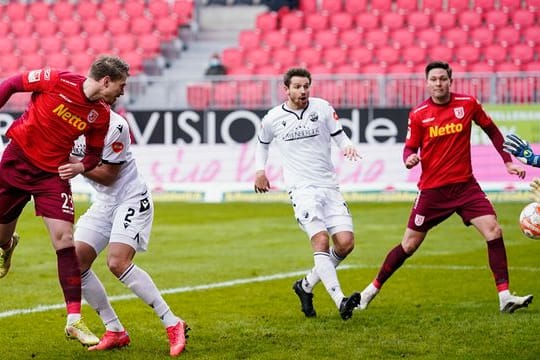 Regensburgs Steve Breitkreuz (l) erzielt per Kopfball das Tor zum 0:1 gegen Sandhausen.