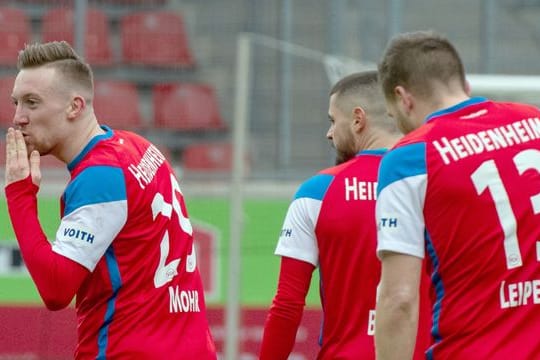 Heidenheims Tobias Mohr (l) schickt ein "Küsschen" Richtung Tribüne nach seinem Treffer zum 2:1-Endstand.