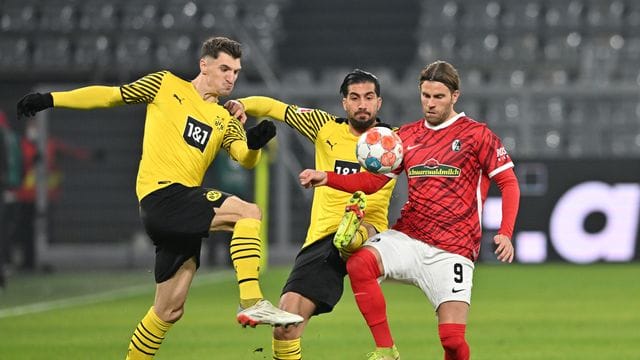 Dortmunds Emre Can (M) verletzte sich im Spiel gegen den SC Freiburg im Adduktorenbereich. Dortmunds Emre Can (M) verletzte sich im Spiel gegen den SC Freiburg im Adduktorenbereich.