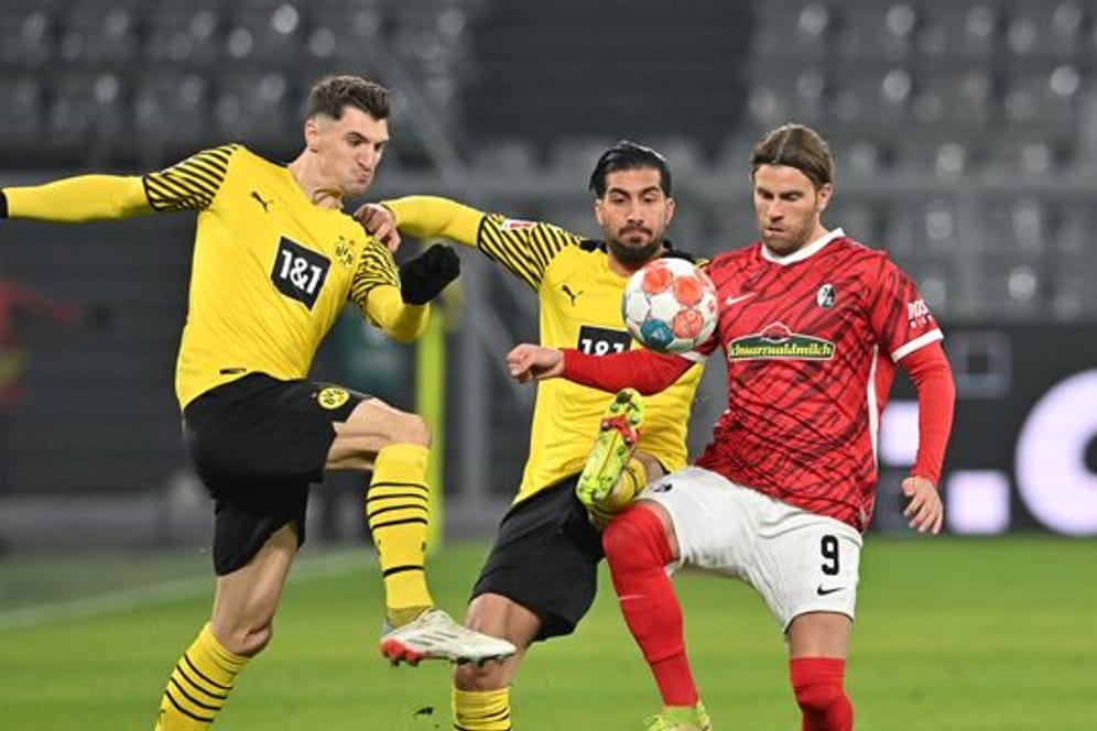 Dortmunds Emre Can (M) verletzte sich im Spiel gegen den SC Freiburg im Adduktorenbereich.