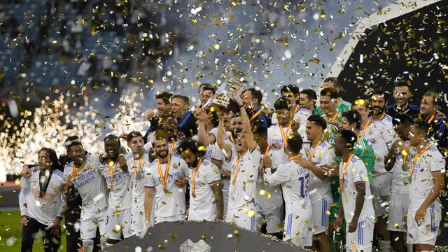 Die Spieler von Real Madrid jubeln mit dem Pokal über ihren Sieg im spanischen Supercup-Finale gegen Bilbao. Die Spieler von Real Madrid jubeln mit dem Pokal über ihren Sieg im spanischen Supercup-Finale gegen Bilbao.