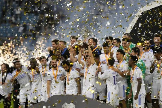 Die Spieler von Real Madrid jubeln mit dem Pokal über ihren Sieg im spanischen Supercup-Finale gegen Bilbao.