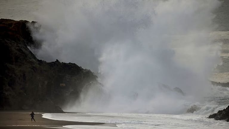 Massive Brandung an der Westküste Australiens nach dem unterseeischen Ausbruch des Vulkans Hunga-Tonga-Hunga-Ha'apai.