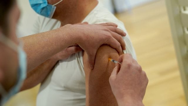 Ein Mann lässt sich in einem Hamburger Fitnessstudio gegen das Coronavirus impfen. Ein Mann lässt sich in einem Hamburger Fitnessstudio gegen das Coronavirus impfen.