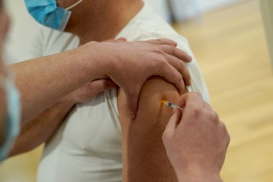 Ein Mann lässt sich in einem Hamburger Fitnessstudio gegen das Coronavirus impfen.