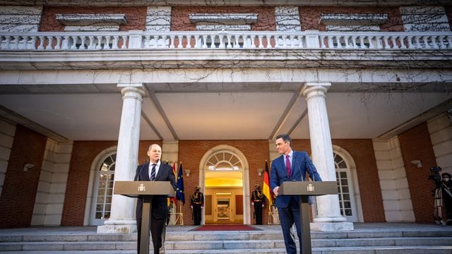 Bundeskanzler Olaf Scholz Spaniens Ministerpräsidenten Pedro Sánchez (r) in Madrid.