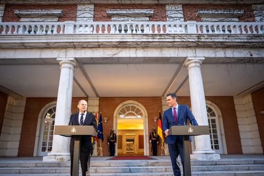 Bundeskanzler Olaf Scholz Spaniens Ministerpräsidenten Pedro Sánchez (r) in Madrid.