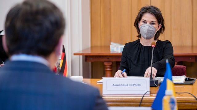 Bundesaußenministerin Annalena Baerbock im Gespräch mit ihrem ukraininischen Amtskollegen Dmytro Kuleba in Kiew.