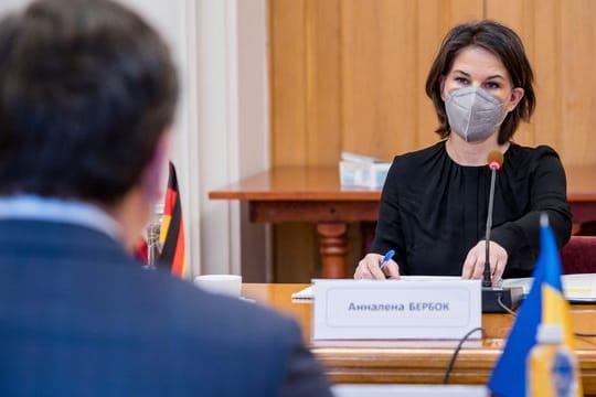 Bundesaußenministerin Annalena Baerbock im Gespräch mit ihrem ukraininischen Amtskollegen Dmytro Kuleba in Kiew.