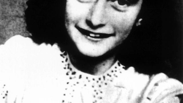 Anne Frank wurde durch ihre Tagebuchaufzeichnungen im Versteck ihrer Familie in Amsterdam während des Zweiten Weltkriegs bekannt. Anne Frank wurde durch ihre Tagebuchaufzeichnungen im Versteck ihrer Familie in Amsterdam während des Zweiten Weltkriegs bekannt.