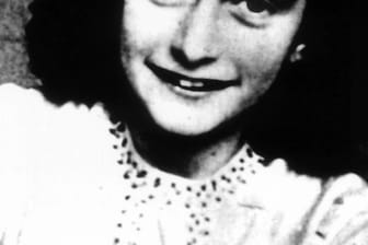 Anne Frank wurde durch ihre Tagebuchaufzeichnungen im Versteck ihrer Familie in Amsterdam während des Zweiten Weltkriegs bekannt.