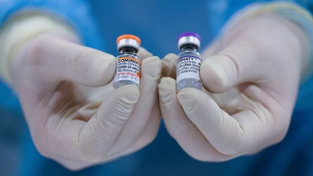 Ampullen mit dem Wirkstoff Comirnaty von Biontech/Pfizer gegen das Coronavirus. Ampullen mit dem Wirkstoff Comirnaty von Biontech/Pfizer gegen das Coronavirus.