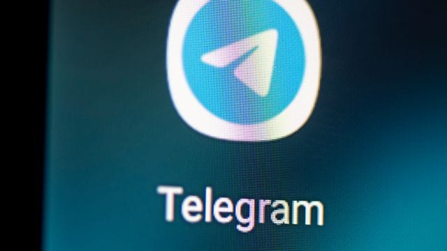 Logo der Messenger-App Telegram auf dem Bildschirm eines Smartphones. Logo der Messenger-App Telegram auf dem Bildschirm eines Smartphones.