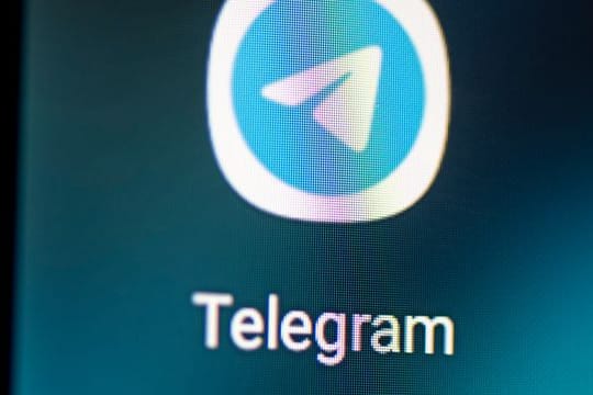 Logo der Messenger-App Telegram auf dem Bildschirm eines Smartphones.