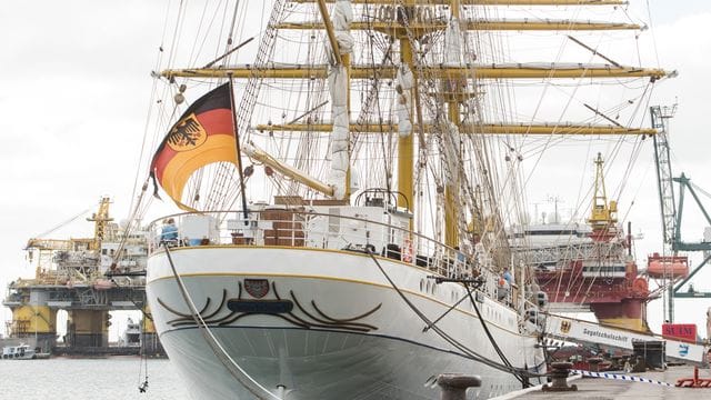 Das Segelschulschiff "Gorch Fock" liegt im Hafen von Santa Cruz auf Teneriffa.