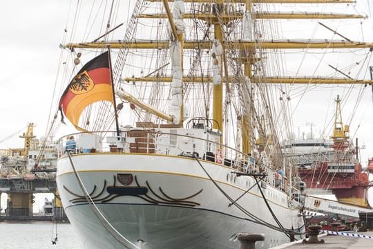 Das Segelschulschiff "Gorch Fock" liegt im Hafen von Santa Cruz auf Teneriffa.