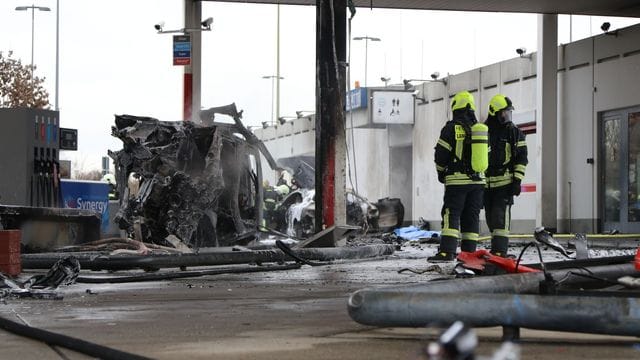 An der Raststätte Langen-Bergheim in Hessen hat es gebrannt, zwei Fahrzeuge waren in den Vorfall involviert. An der Raststätte Langen-Bergheim in Hessen hat es gebrannt, zwei Fahrzeuge waren in den Vorfall involviert.