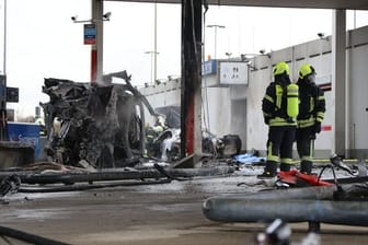 An der Raststätte Langen-Bergheim in Hessen hat es gebrannt, zwei Fahrzeuge waren in den Vorfall involviert.