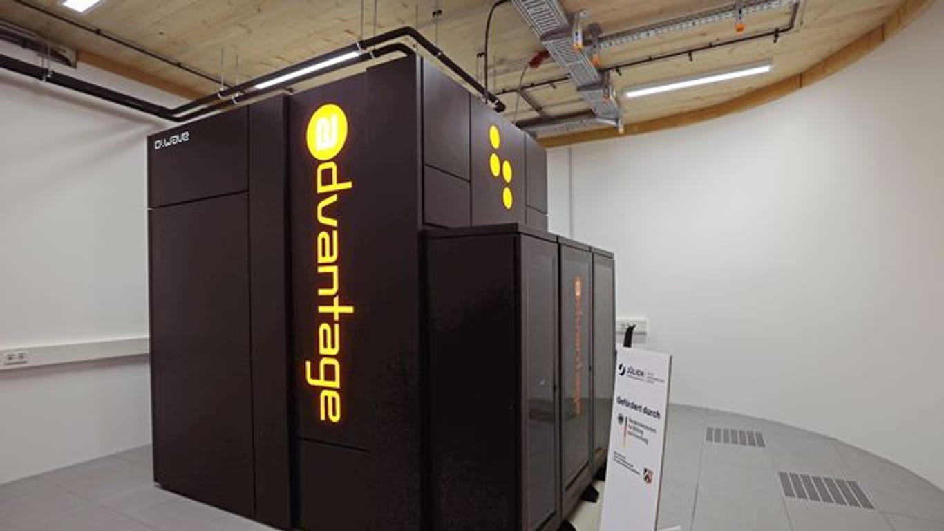 Ein neuer Quantencomputer steht am Forschungszentrum Jülich in einem vibrationsfreien Gebäude.