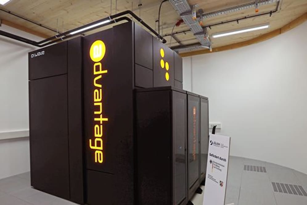 Ein neuer Quantencomputer steht am Forschungszentrum Jülich in einem vibrationsfreien Gebäude.