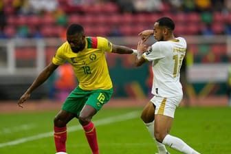 Karl Toko-Ekambi (l) aus Kamerun in Aktion gegen Kenny Rocha Santos aus Kap Verde.