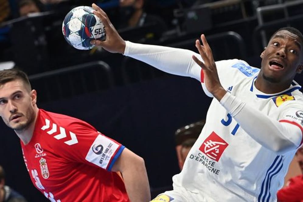 Dylan Nahi (r) aus Frankreich kommt zum Torwurf.