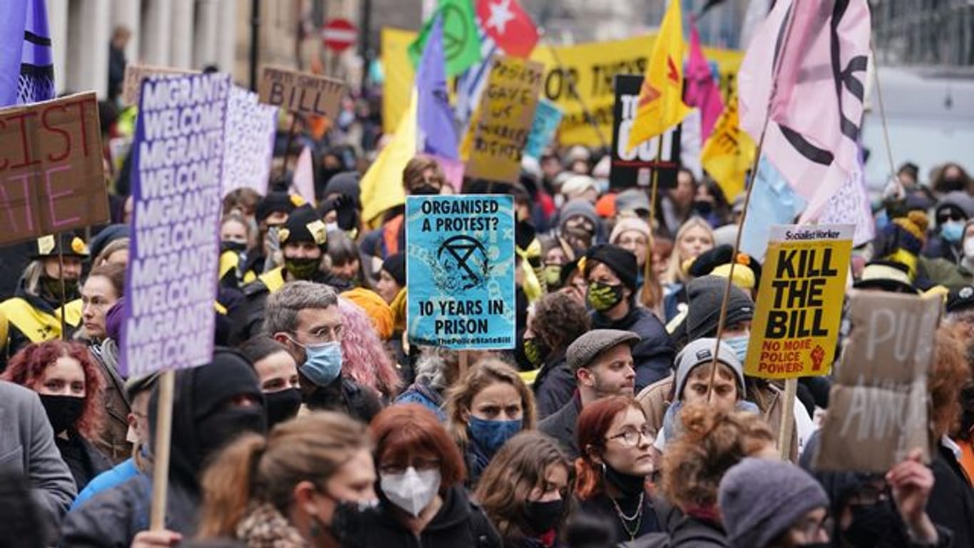 Menschen in London nehmen an einem "Kill the Bill"-Protest gegen das Polizei-, Verbrechens-, Strafverfolgungs- und Gerichtsgesetz teil.