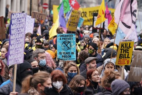 Menschen in London nehmen an einem "Kill the Bill"-Protest gegen das Polizei-, Verbrechens-, Strafverfolgungs- und Gerichtsgesetz teil.