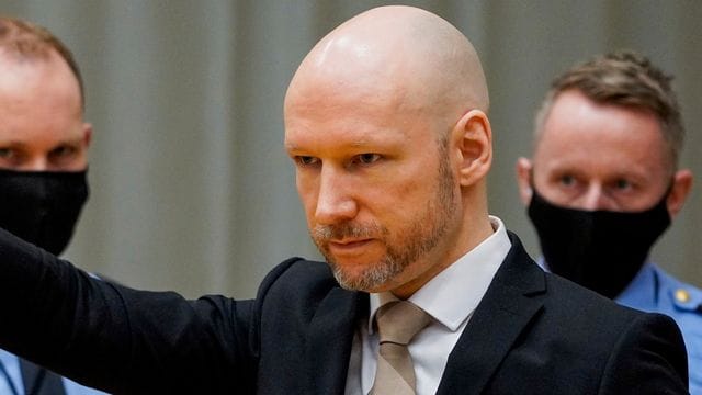 Der wegen Terrorismus verurteilte Anders Behring Breivik trifft im provisorischen Gerichtssaal des Gefängnisses von Skien ein.