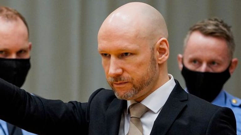 Der wegen Terrorismus verurteilte Anders Behring Breivik trifft im provisorischen Gerichtssaal des Gefängnisses von Skien ein.
