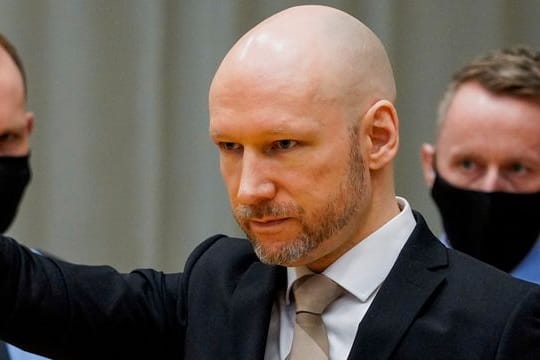 Der wegen Terrorismus verurteilte Anders Behring Breivik trifft im provisorischen Gerichtssaal des Gefängnisses von Skien ein.