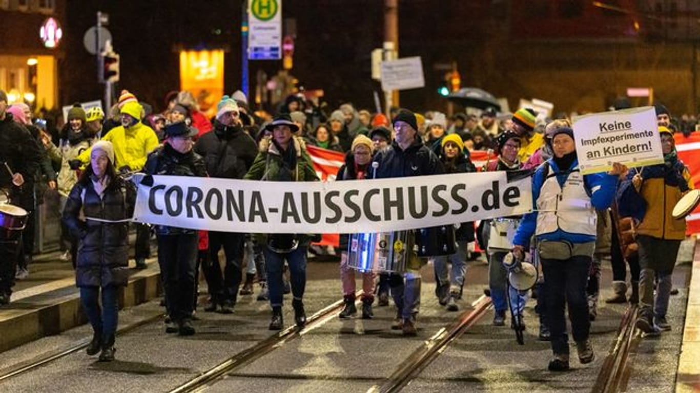 Demonstrierende auf der Straße in Nürnberg.