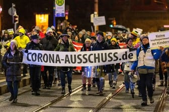 Demonstrierende auf der Straße in Nürnberg.