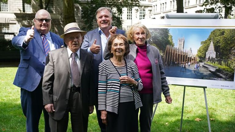 Der ehemalige konservative Abgeordnete Eric Pickles (links) und der frühere Erziehungsminister Ed Balls posieren mit den Holocaust-Überlebenden Sir Ben Helfgott, Lily Ebert (2.