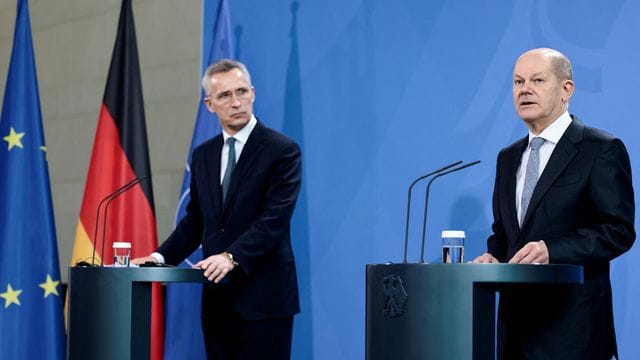 Bundeskanzler Olaf Scholz hat Nato-Generalsekretär Jens Stoltenberg (l) im Kanzleramt zu Gesprächen empfangen.