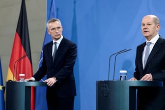 Bundeskanzler Olaf Scholz hat Nato-Generalsekretär Jens Stoltenberg (l) im Kanzleramt zu Gesprächen empfangen.