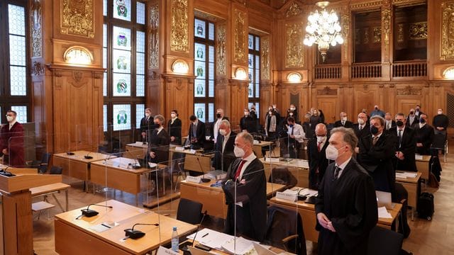 Anwälte der Verteidigung (r) und der Nebenklage (l) zu Beginn der Revisionsverhandlung vor dem 5.