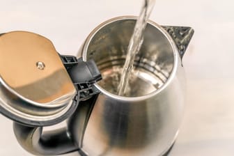 Wasserkocher: Ob Sie warmes oder kaltes Wasser in dem Haushaltsgerät erhitzen, spielt eine große Rolle.