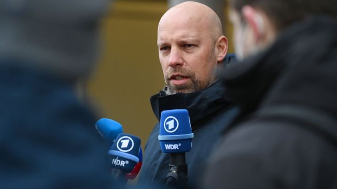 DHB-Sportvorstand Axel Kromer nimmt an einem Medientermin vor dem Mannschaftshotel teil.