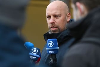 DHB-Sportvorstand Axel Kromer nimmt an einem Medientermin vor dem Mannschaftshotel teil.