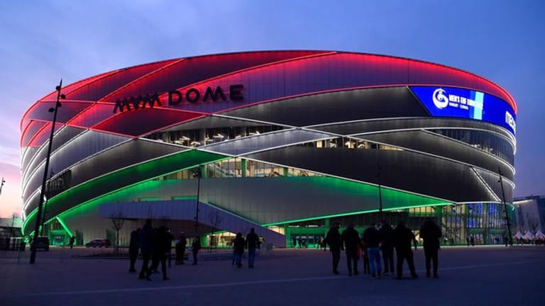 Die MVM Dome-Handball-Arena leuchtet vor dem Spiel in den Farben der ungarischen Flagge.