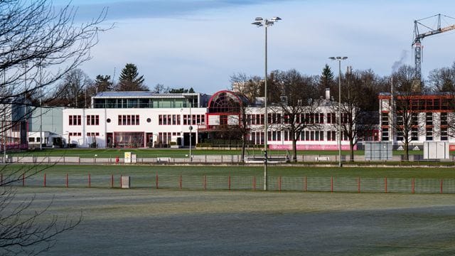 Laut WDR wurde gegen ehemalige und aktuelle Bayern-Funktionäre ein Verfahren wegen des Verstoßes gegen das Mindestlohngesetz eingeleitet. Laut WDR wurde gegen ehemalige und aktuelle Bayern-Funktionäre ein Verfahren wegen des Verstoßes gegen das Mindestlohngesetz eingeleitet.